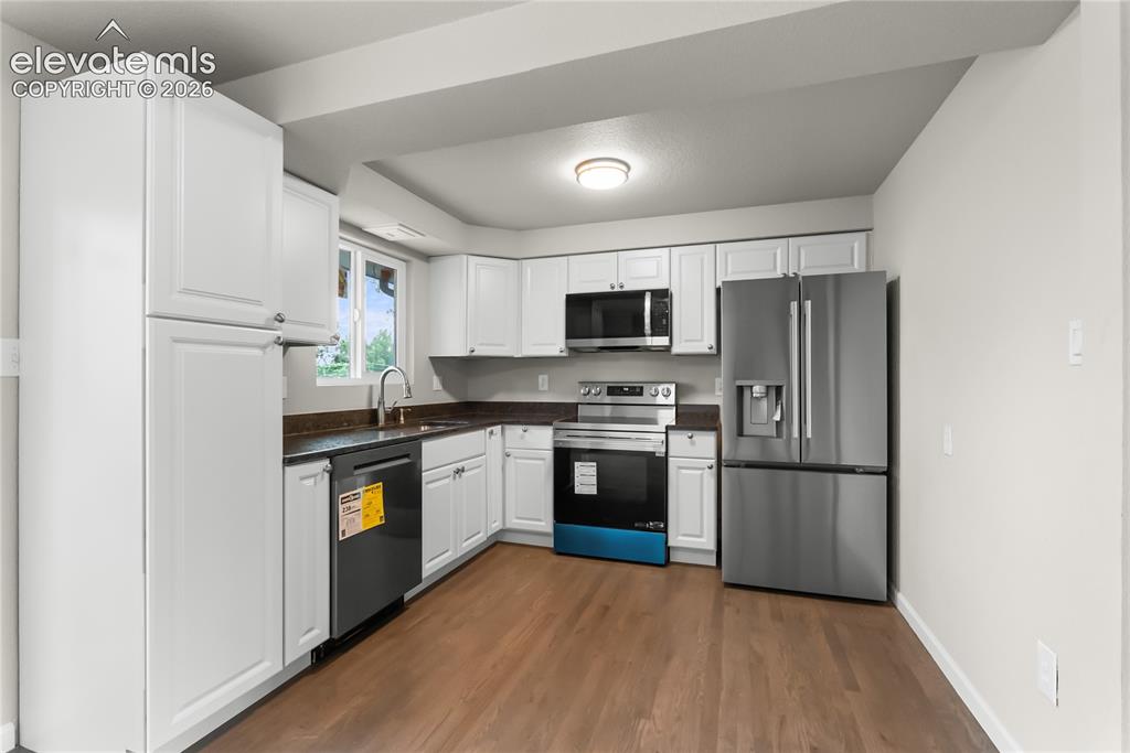 Image 10 of 42: Kitchen