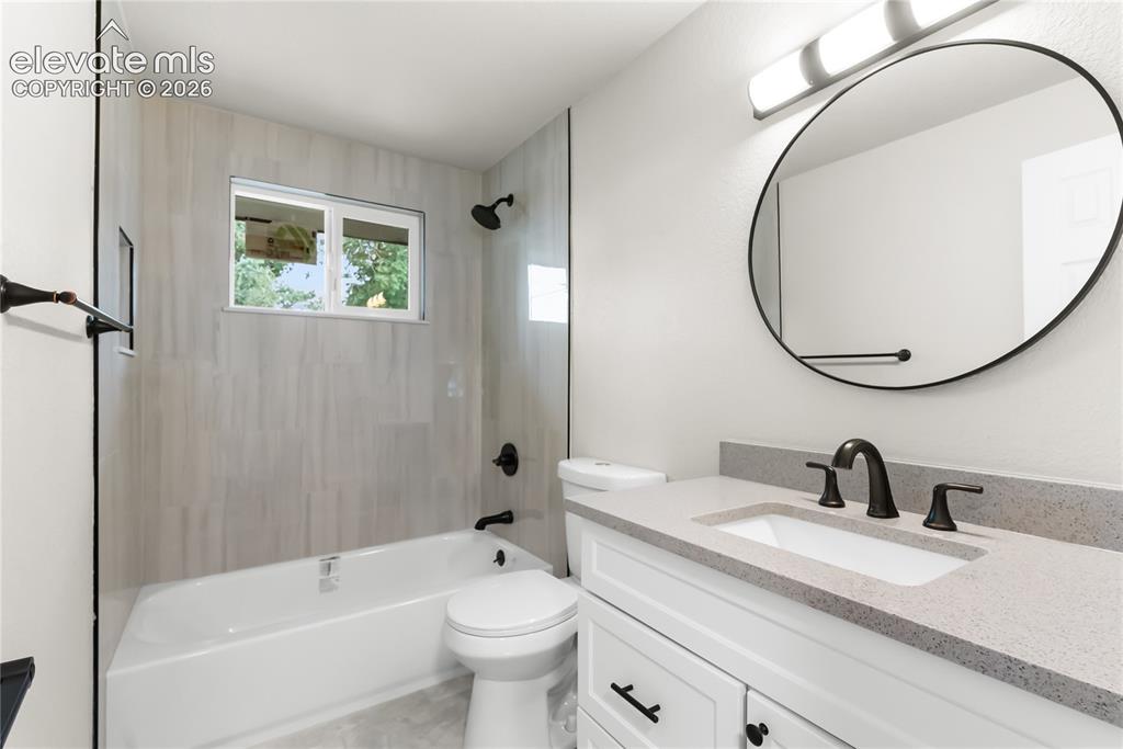 Image 18 of 42: Bathroom