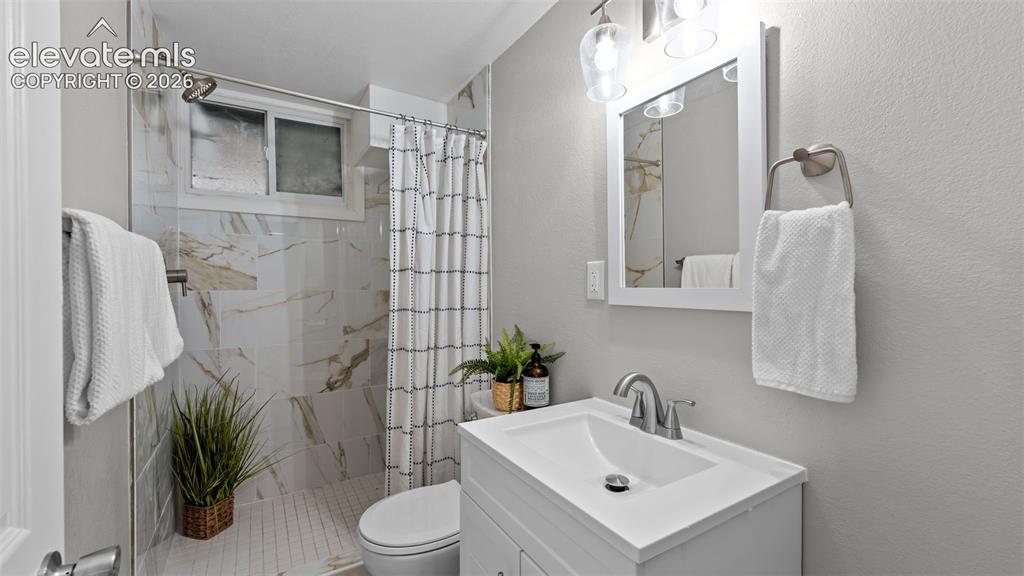 Image 17 of 28: Bathroom