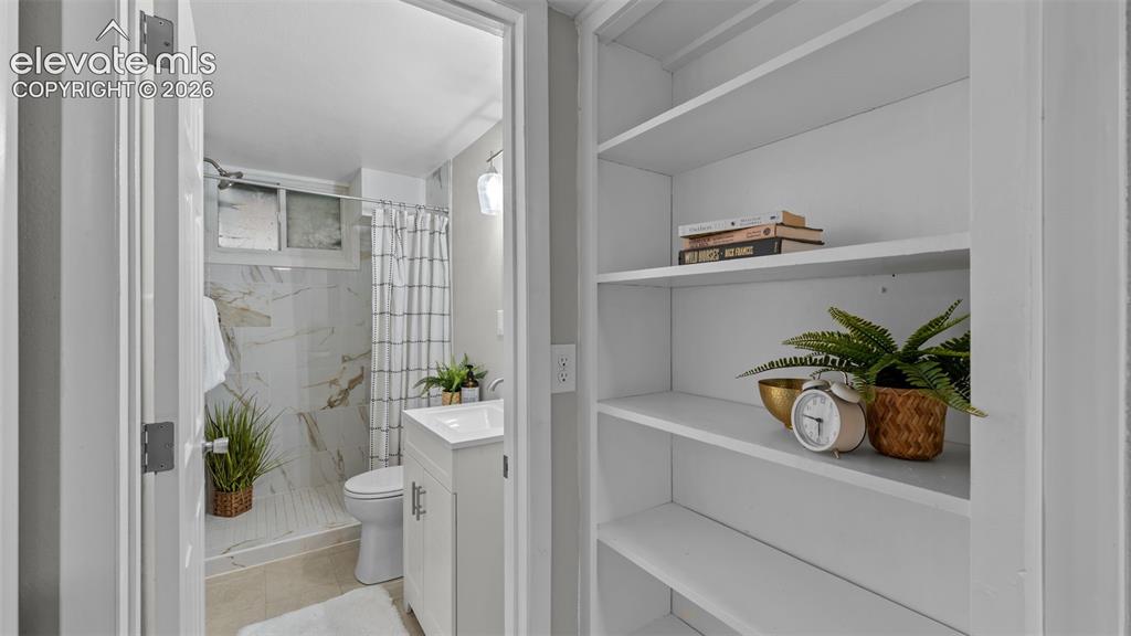 Image 18 of 28: Bathroom