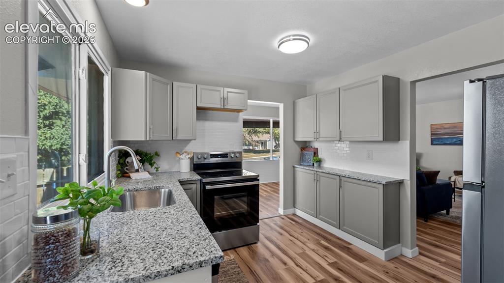 Image 5 of 28: Kitchen