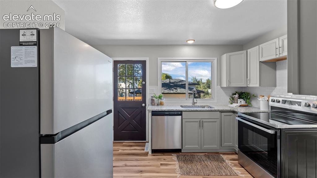Image 6 of 28: Kitchen