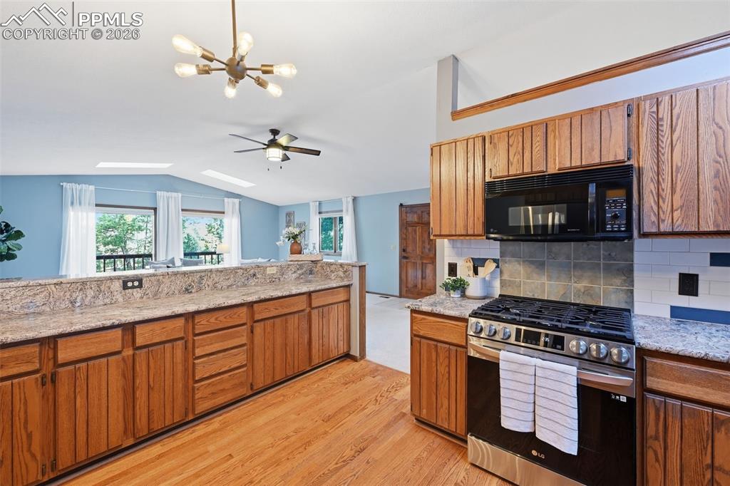 Image 18 of 45: Kitchen