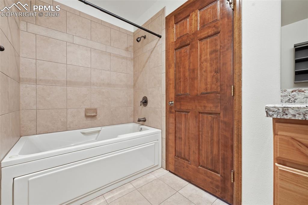 Image 22 of 45: Bathroom