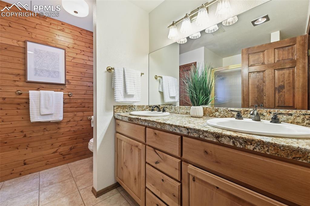 Image 27 of 45: Bathroom