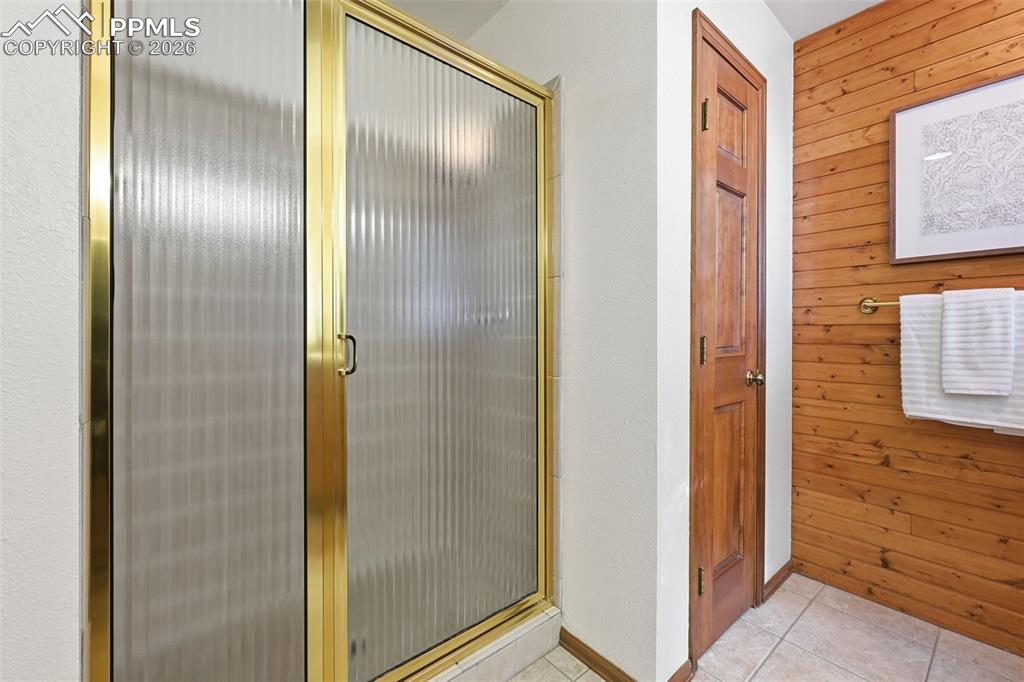 Image 28 of 45: Bathroom