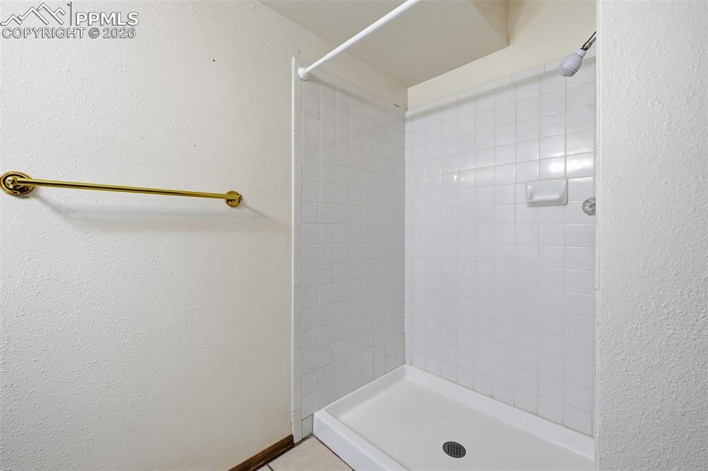 Image 36 of 45: Bathroom