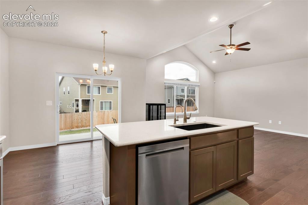 Image 16 of 50: Kitchen