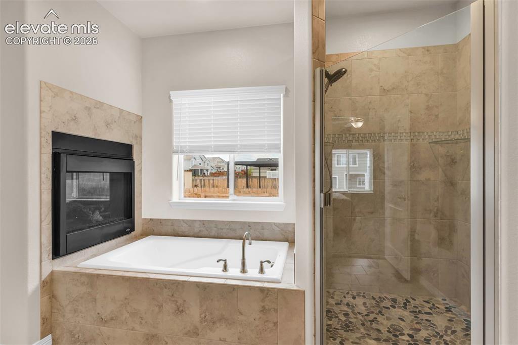 Image 19 of 50: Bathroom
