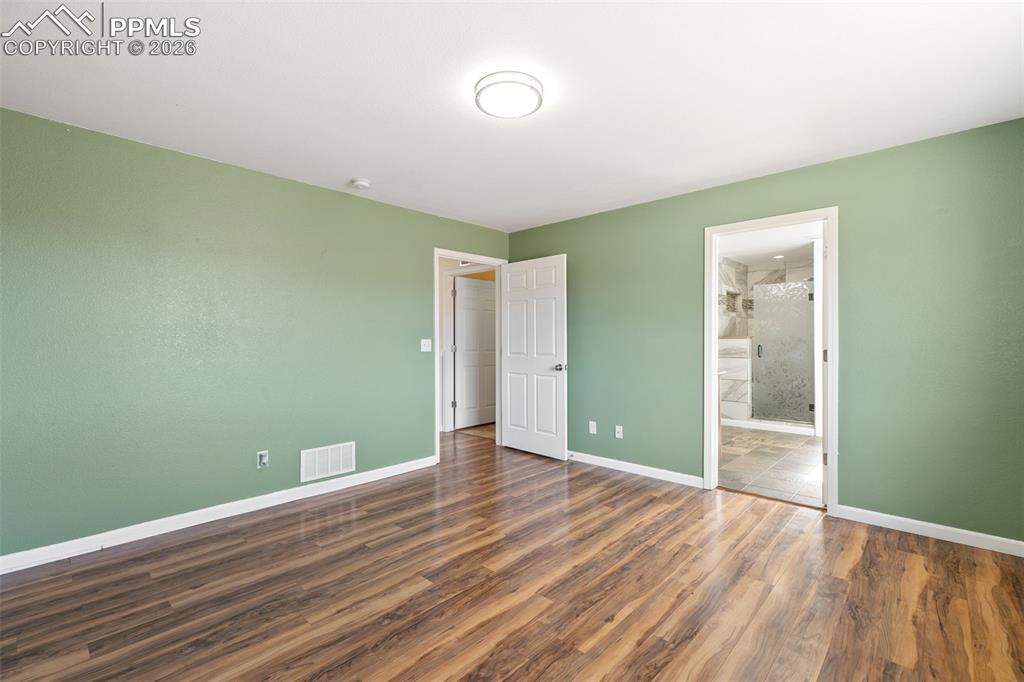 Image 14 of 29: Bedroom