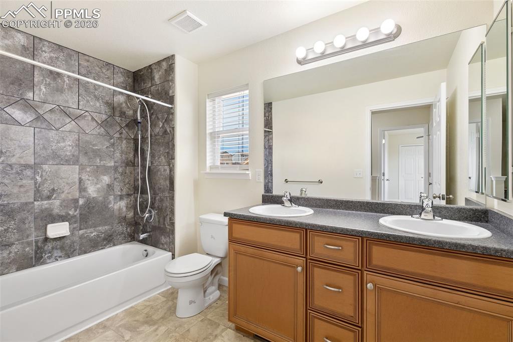 Image 22 of 29: Bathroom