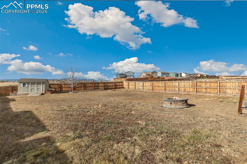 Image 27 of 29: Yard