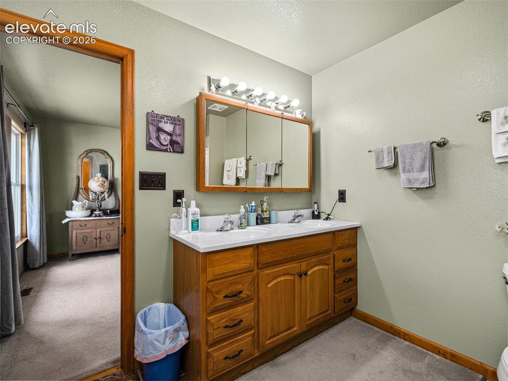 Image 14 of 41: Bathroom