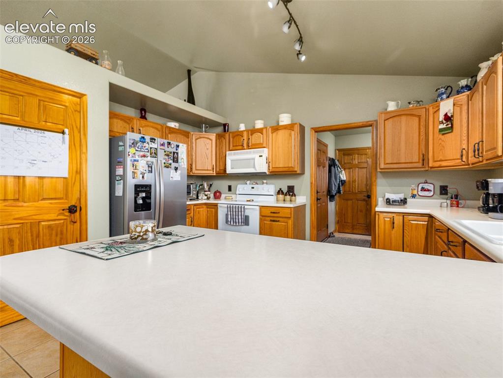 Image 18 of 41: Kitchen