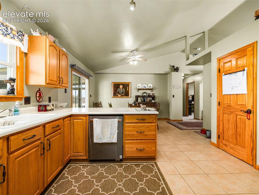 Image 21 of 41: Kitchen