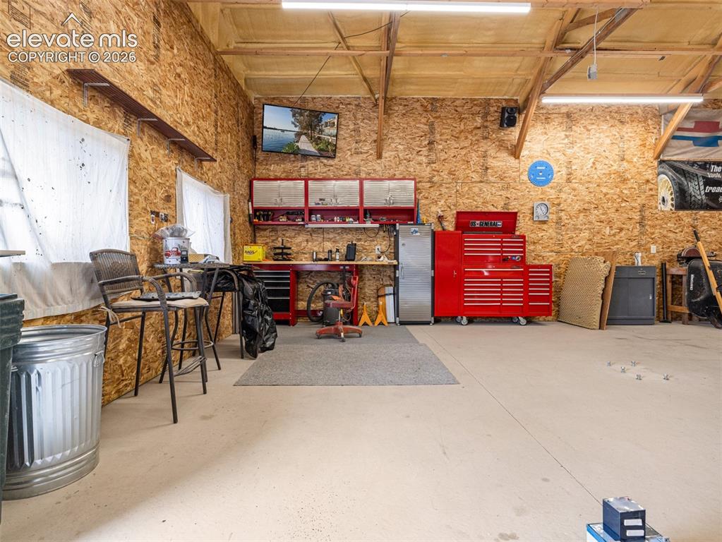 Image 32 of 41: Garage