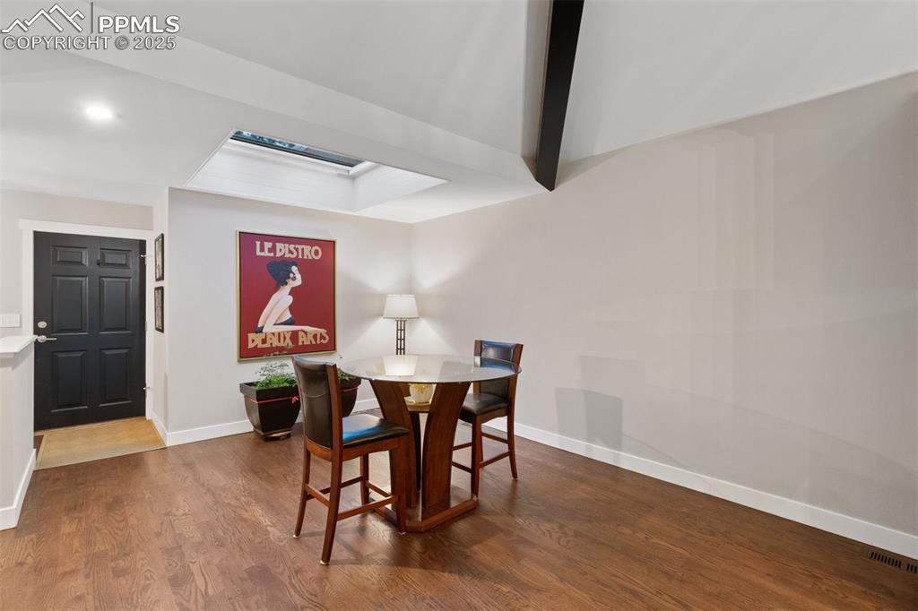 Image 17 of 35: Dining Area