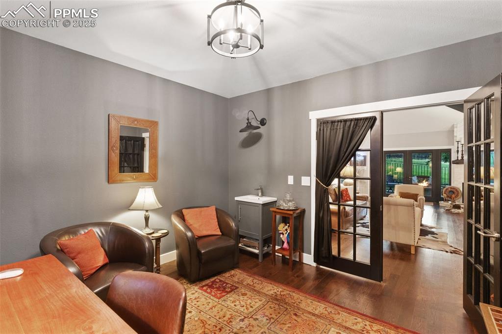 Image 20 of 35: Sitting Room