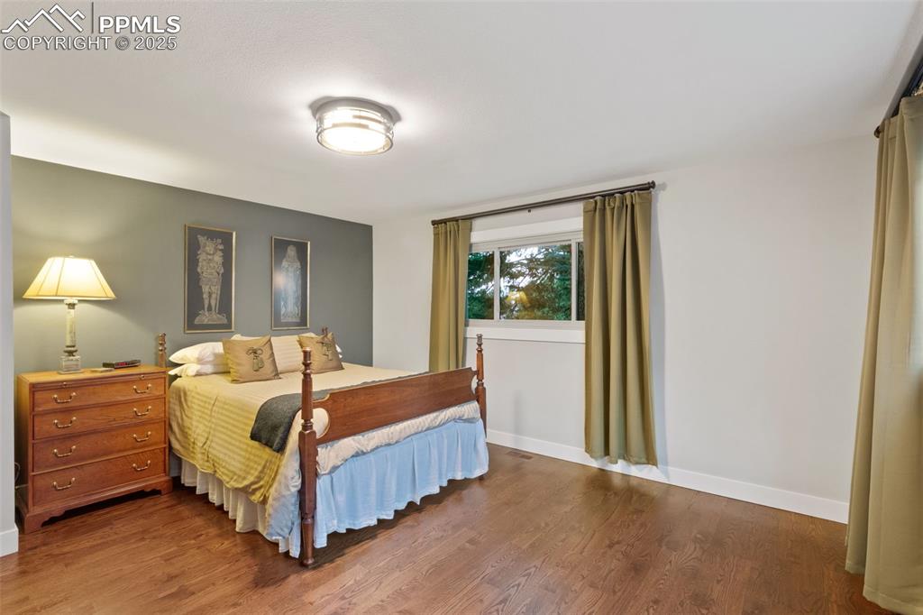 Image 24 of 35: Bedroom