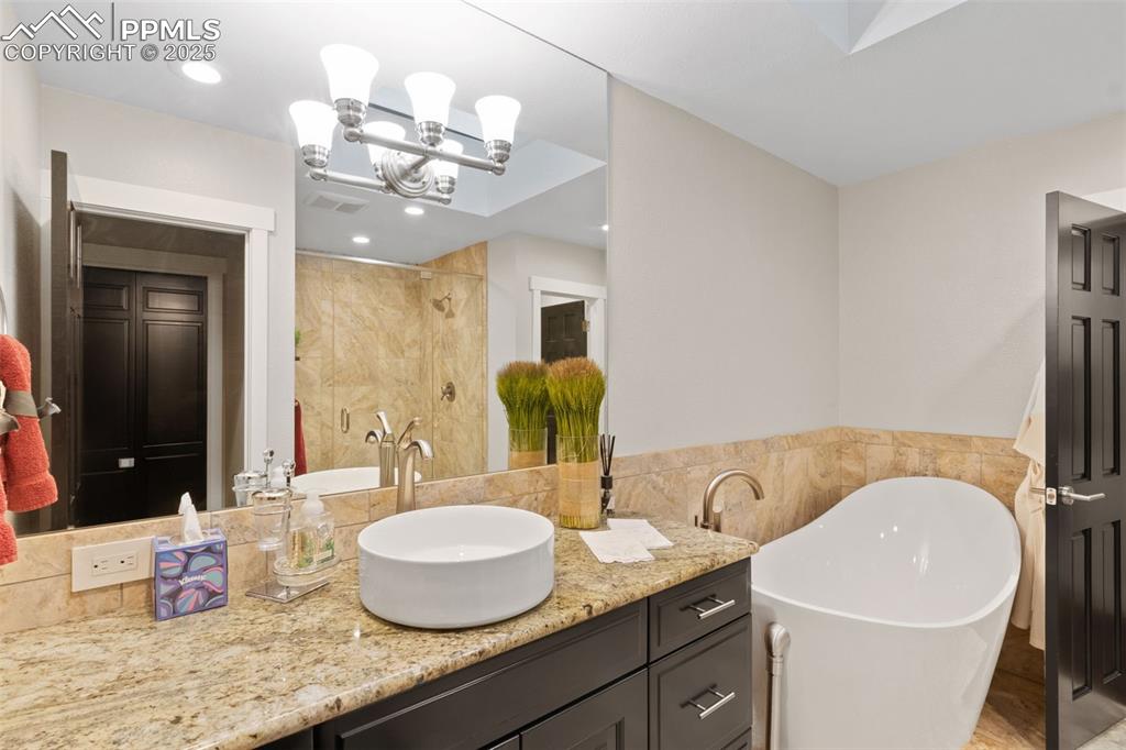 Image 25 of 35: Bathroom