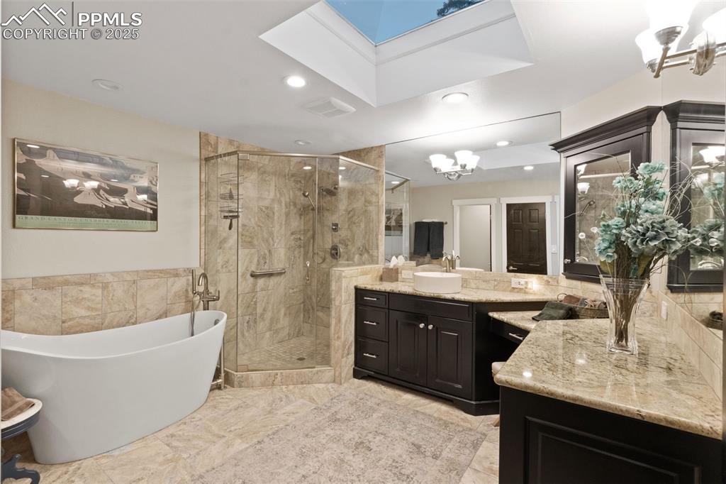 Image 26 of 35: Bathroom