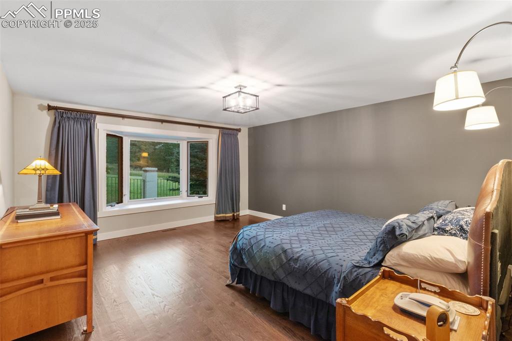 Image 27 of 35: Bedroom