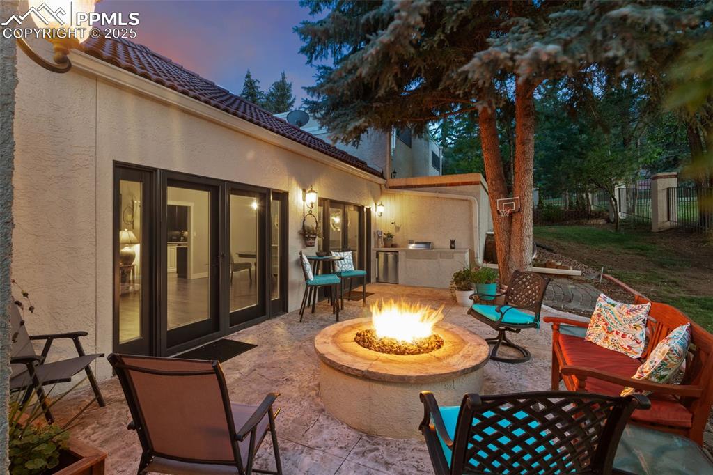 Image 29 of 35: Patio