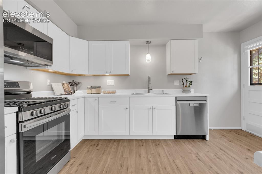 Image 10 of 30: Updated kitchen with Smart appliances