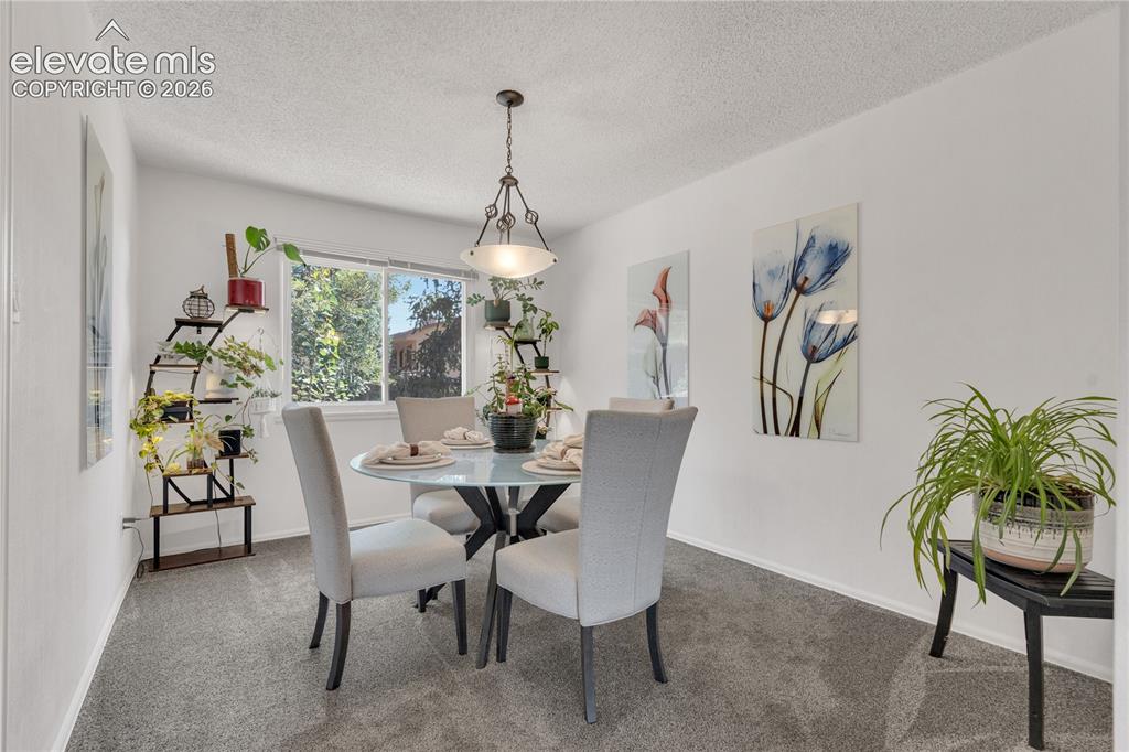 Image 8 of 30: Dining room