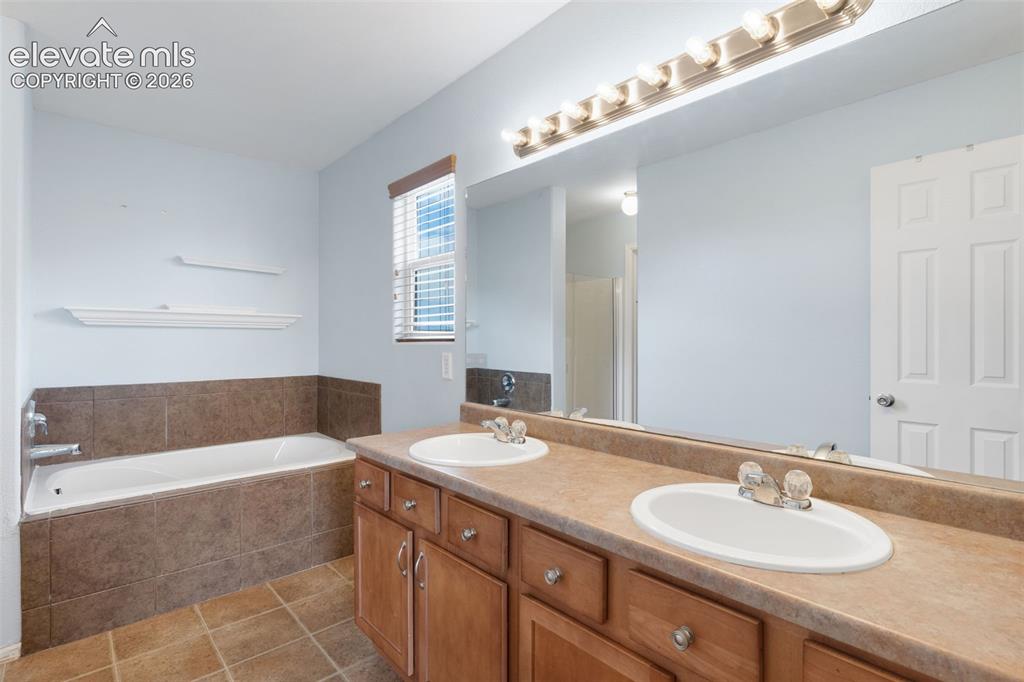 Image 15 of 35: Bathroom