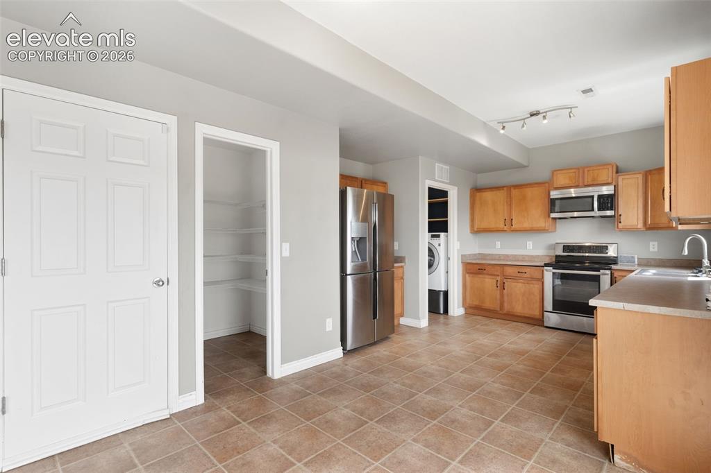 Image 7 of 35: Kitchen