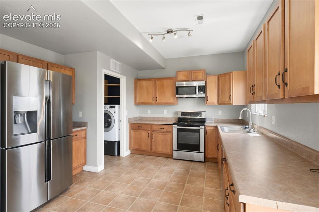 Image 8 of 35: Kitchen
