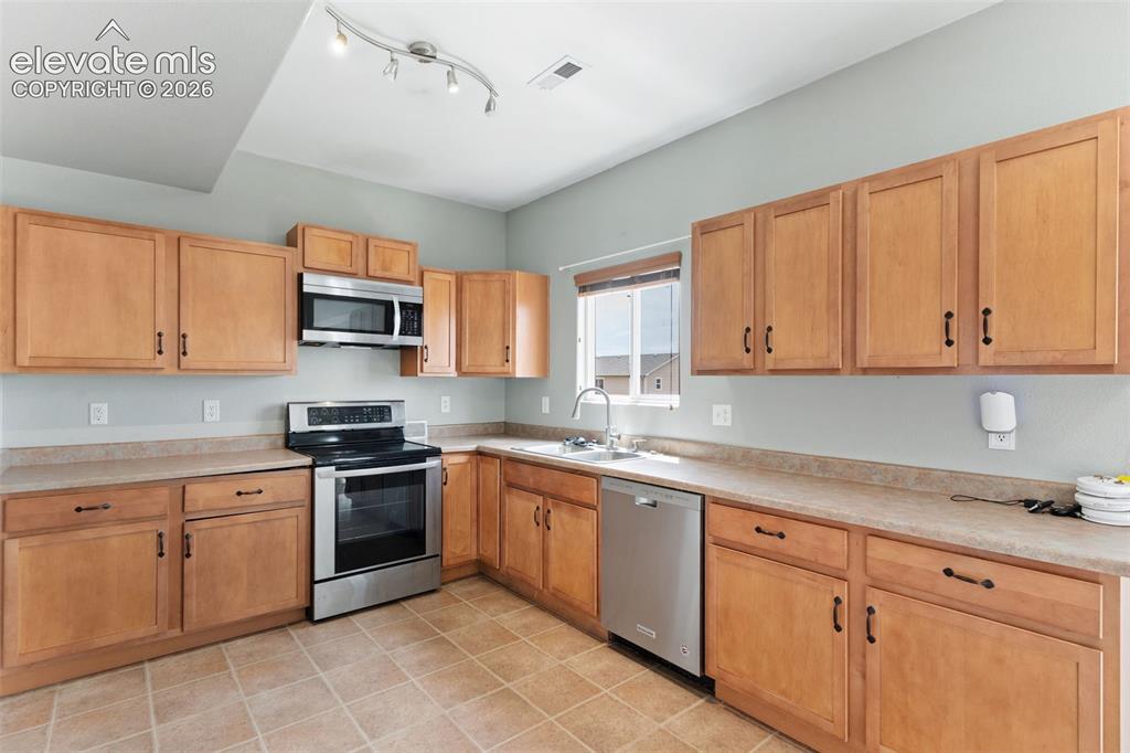 Image 9 of 35: Kitchen