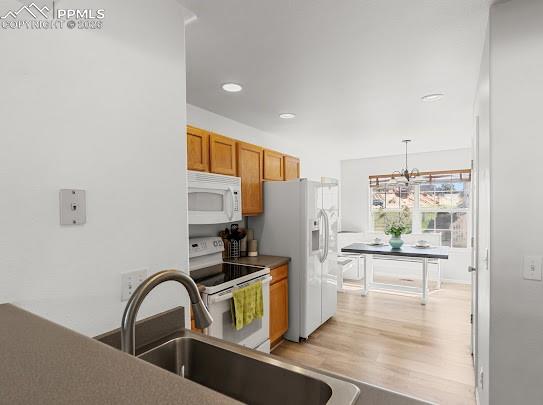 Image 4 of 27: Kitchen