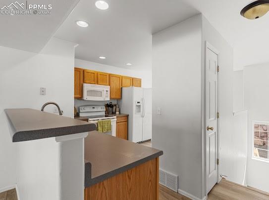 Image 5 of 27: Kitchen