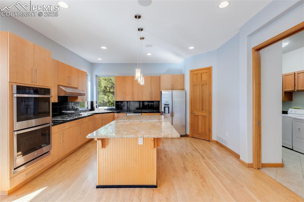 Image 19 of 49: Kitchen