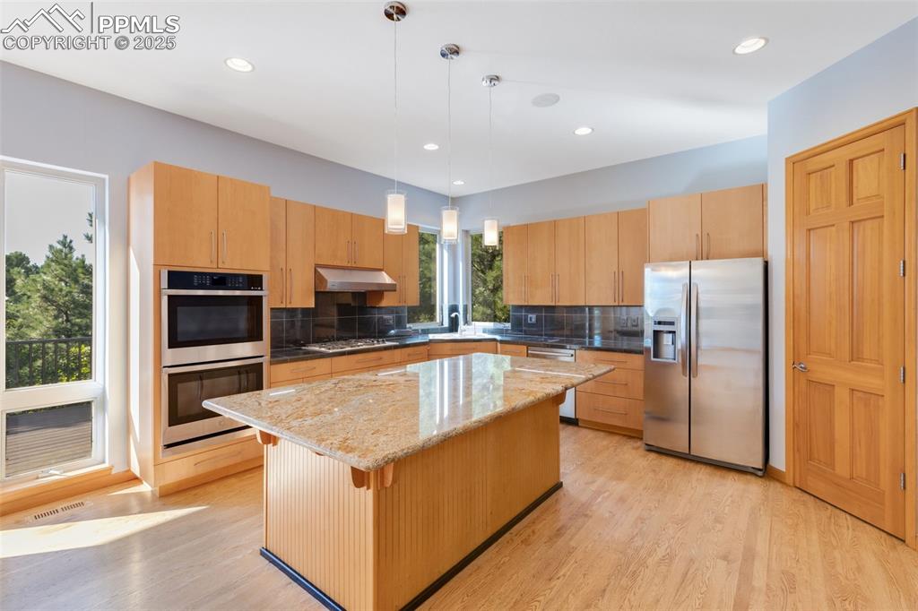 Image 21 of 49: Kitchen