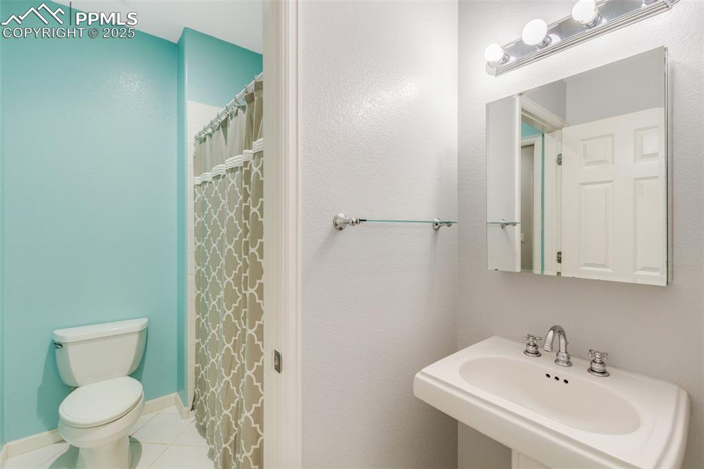 Image 43 of 49: Bathroom