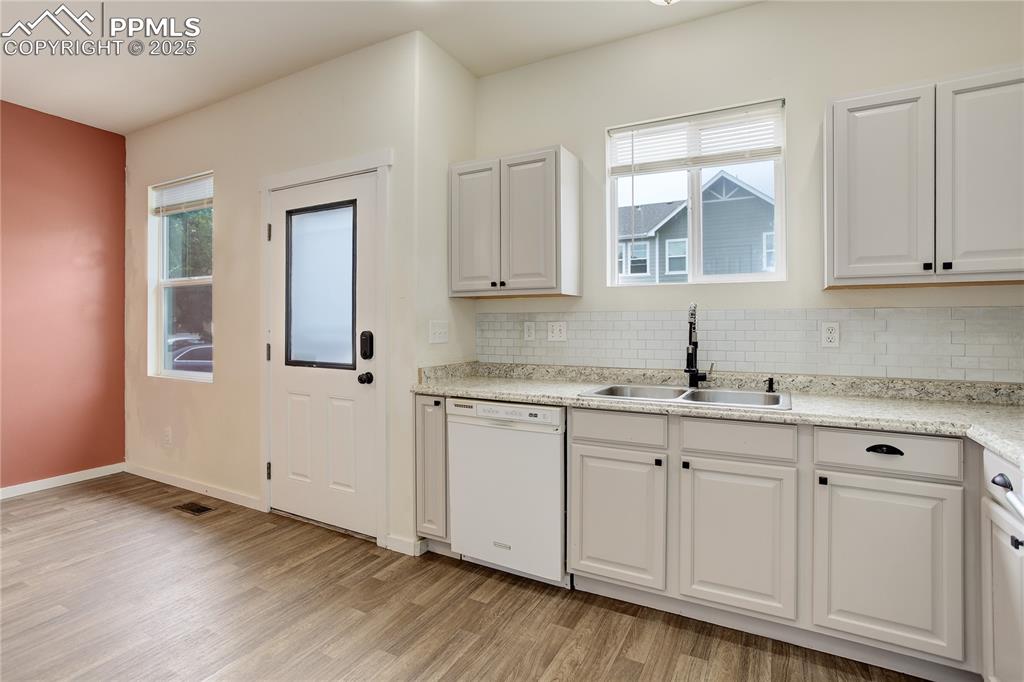 Image 10 of 22: Kitchen