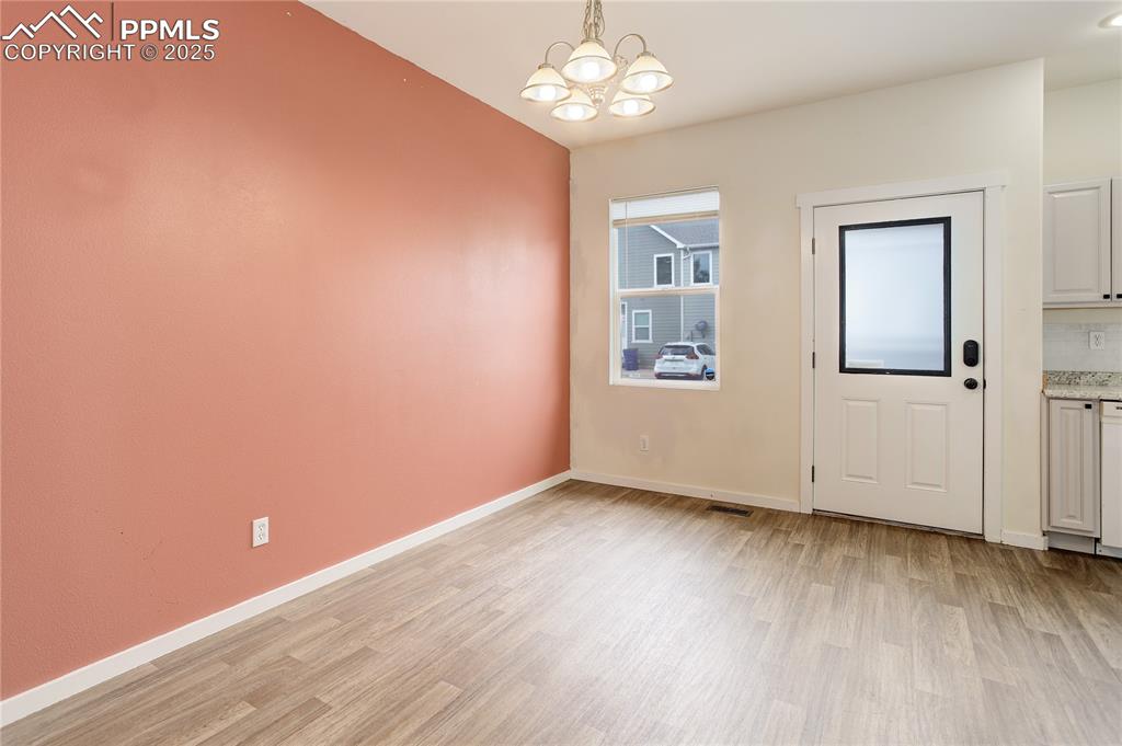 Image 7 of 22: Dining Area