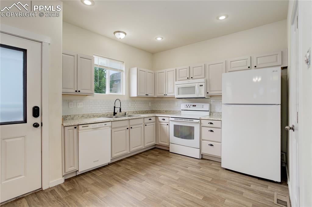 Image 9 of 22: Kitchen