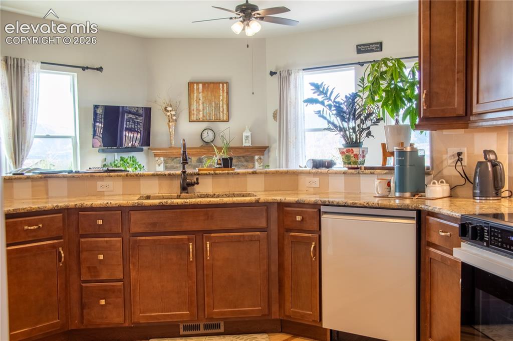 Image 14 of 49: Kitchen