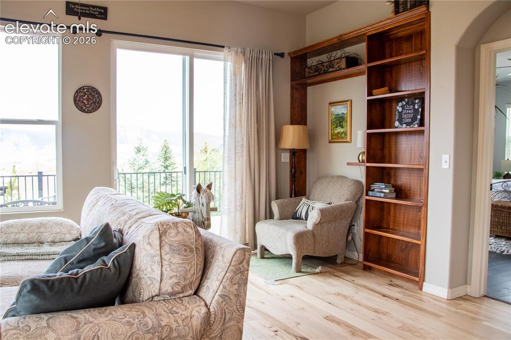 Image 18 of 49: Sitting Room