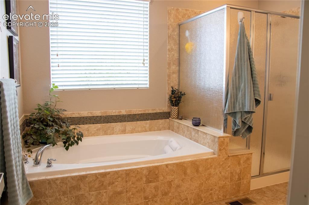 Image 21 of 49: Bathroom