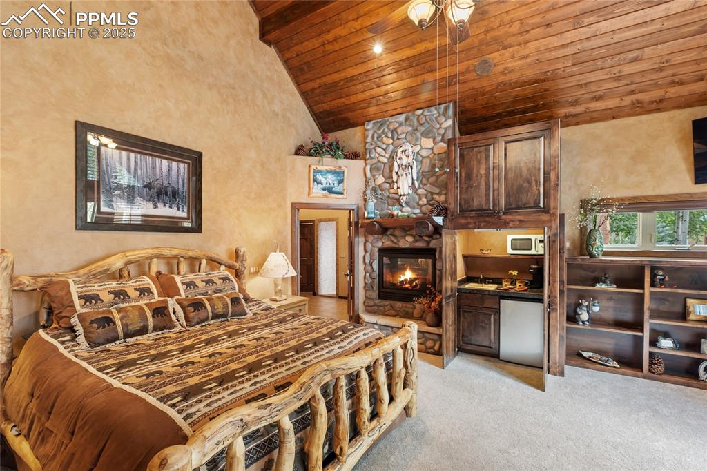Image 17 of 46: Private wet bar, great for an evening glass of wine or morning coffee