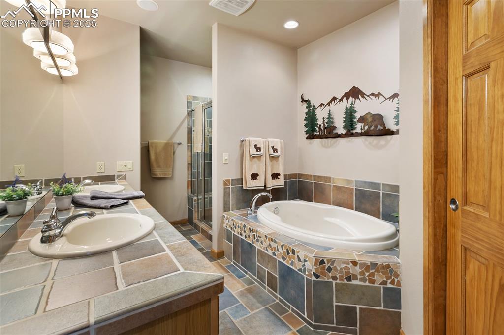 Image 29 of 46: Complete with a big soaking tub!