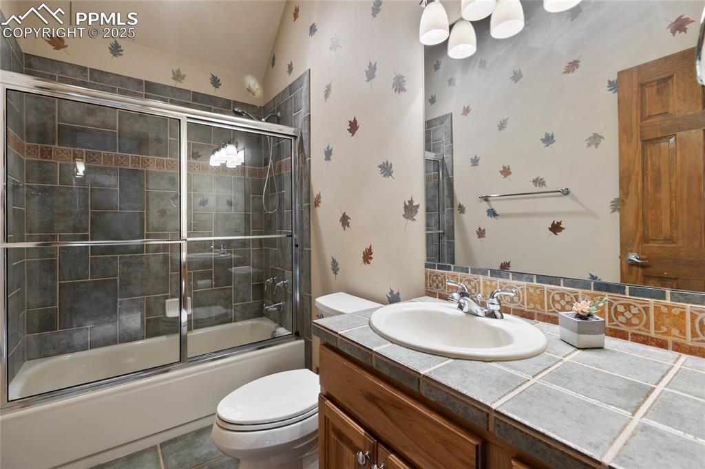 Image 33 of 46: Full upper level bathroom