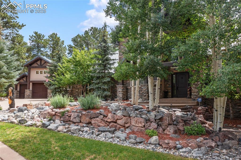 Image 4 of 46: Gorgeous treed and landscaped lot
