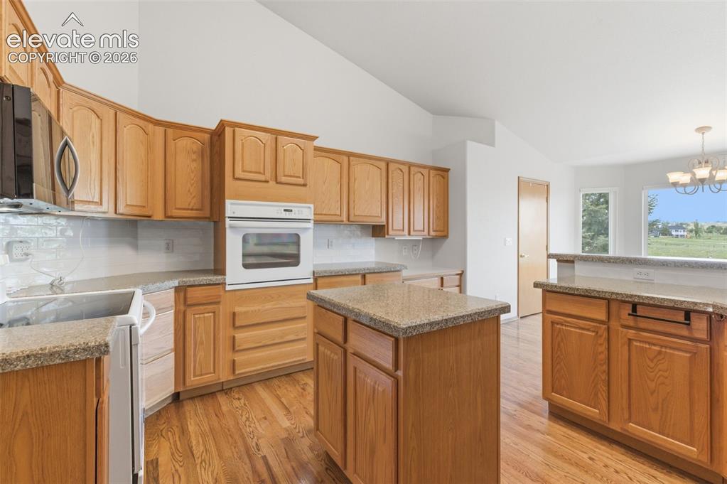 Image 15 of 50: Kitchen