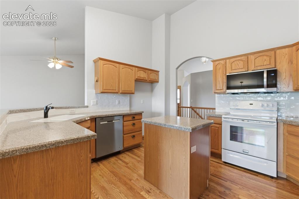 Image 16 of 50: Kitchen